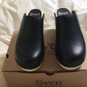 Sven Clogs in Black Medium heel Size 8